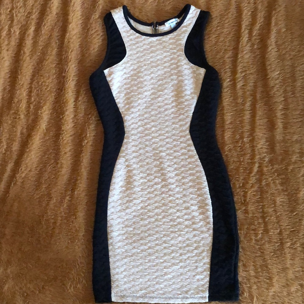 nude\black dress